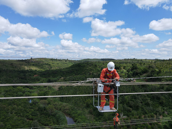 Công nhân đường dây đang thực hiện quấn tưa dây chống sét trên đường dây khi chưa có sáng kiến của anh Thảo