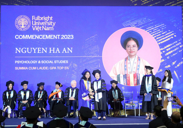 Đại học Fulbright Việt Nam trao bằng tốt nghiệp cho 95 sinh viên khóa đầu tiên - Ảnh 2.