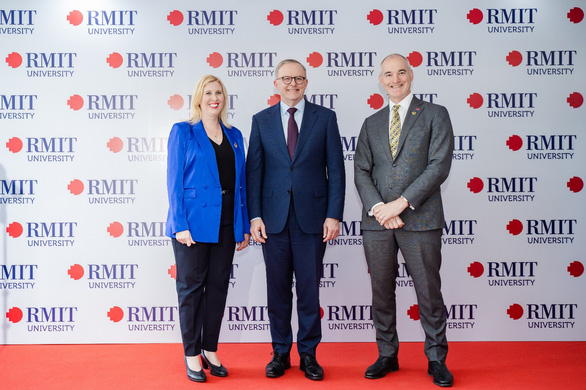 Từ trái qua phải: tổng giám đốc Đại học RMIT Việt Nam - giáo sư Claire Macken, Thủ tướng Úc Anthony Albanese, phó chủ tịch hội đồng trường và giám đốc Đại học RMIT - giáo sư Alec Cameron