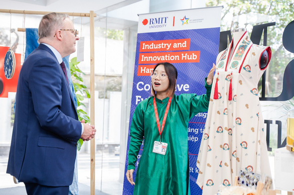 Sinh viên Trần Thanh Vân giới thiệu tác phẩm của mình với Thủ tướng Úc tại Trung tâm Kết nối doanh nghiệp và đổi mới sáng tạo tại Hà Nội