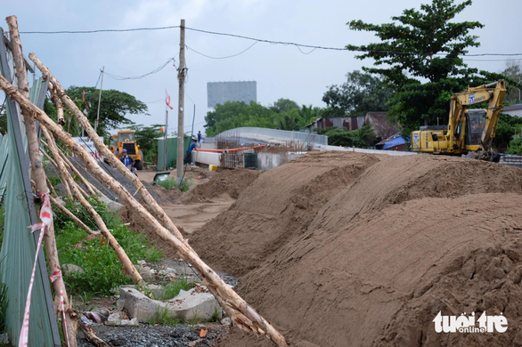 Nút giao ngàn tỉ An Phú thi công bầy hầy, thanh tra giao thông xử phạt