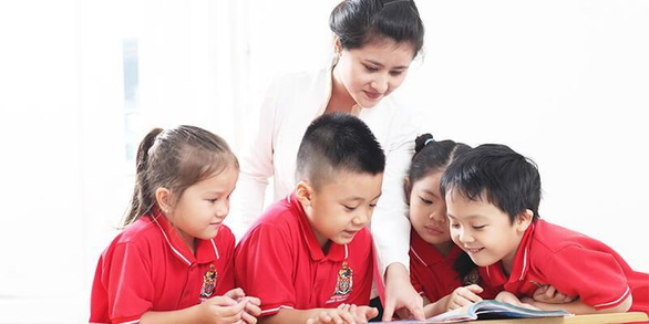 Teaching Assistant hỗ trợ giải đáp các thắc mắc của học viên – Ảnh: Internet