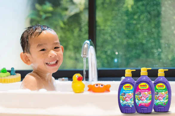 Thêm vài món đồ chơi nhiều màu sắc cùng loại sữa tắm bé yêu thích sẽ giúp cho không gian tắm trở nên vui nhộn, giúp bé thêm yêu thích hoạt động tắm táp cùng mẹ