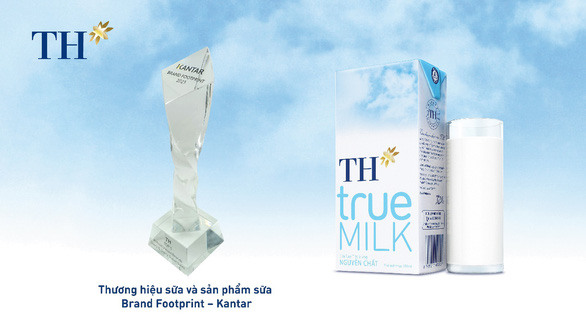 TH được trao cúp Kantar cho thương hiệu hàng đầu trong lĩnh vực các mặt hàng tiêu dùng nhanh - Ảnh: TH