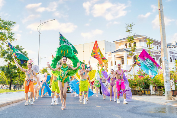 Dàn vũ công trong trang phục sắc màu diễu hành qua các tuyến phố lớn.