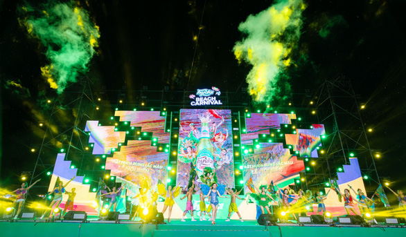 Sân khấu của đêm hội âm nhạc được Huda đầu tư tỉ mỉ về cả âm thanh và ánh sáng.