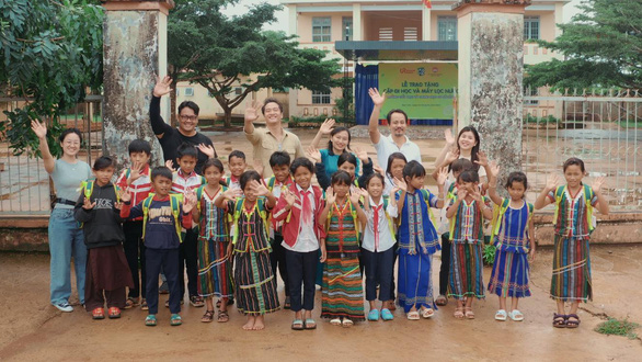 ‘Nhọc nhằn ơi, xin vơi’ - MV về hành trình ‘Cho em mang ước mơ tới trường’ - Ảnh 4.