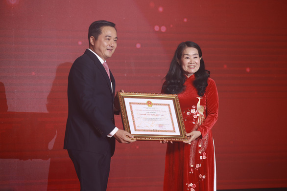 Ông Bùi Tá Hoàng Vũ - Giám Đốc Sở Công Thương TP.HCM - trao tặng danh hiệu ‘Tập thể lao động xuất sắc’ năm 2022 cho bà Bùi Phương Mai - Chủ tịch HĐQT Công ty Vifon.