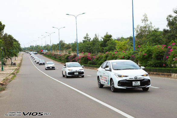 The convoy attracted attention as it passed through the many beautiful streets of Binh Thuan