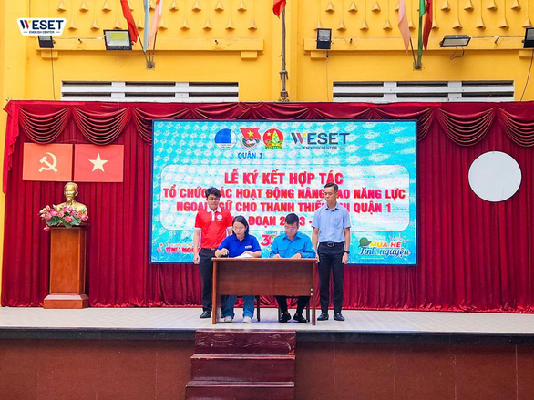 Đại diện WESET English Center cùng đại diện Quận đoàn 1 ký kết hợp tác