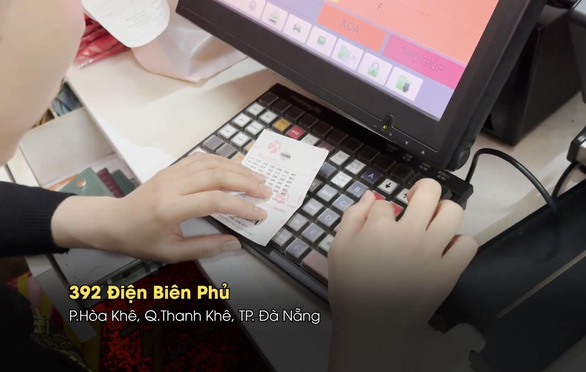 Nhiều khách hàng tại Đà Nẵng tìm đến chị Nhật nhờ "vía" bấm vé để có cơ hội trúng thưởng.