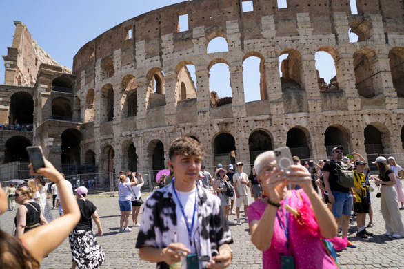 Du khách tham quan Đấu trường La Mã (Colosseum) tại Rome, Italy.Ảnh minh họa. Nguồn: apnews.com