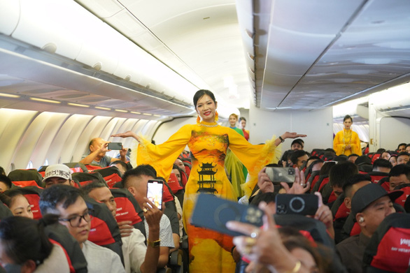 Tà áo dài được trình diễn ở độ cao 10.000m. Ảnh: VIETJET