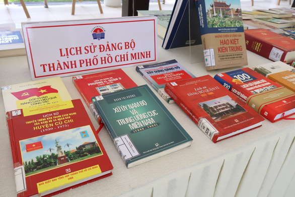 Chuyên đề "Lịch sử Đảng bộ TP.HCM" có hơn 10 đầu sách từ Nhà xuất bản Tổng Hợp TP.HCM, Nhà xuất bản Văn Hóa - Văn Nghệ - Ảnh: GIA HÂN