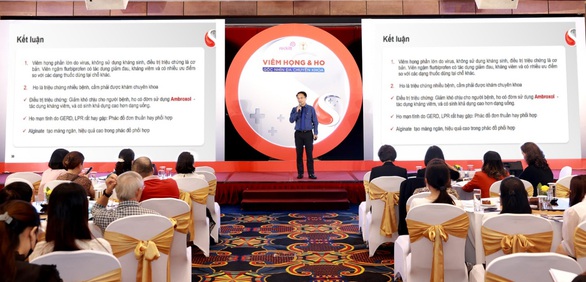 TS.BS Lê Anh Tuấn, phó giám đốc bệnh viện Tai Mũi Họng Trung ương cho rằng sử dụng viêm ngậm và viên nén sẽ bao phủ miệng và họng tốt hơn so với dung dịch xịt và súc họng.