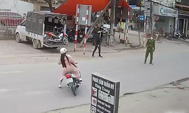 Cô gái hốt hoảng drift xe máy 90 độ khi thấy công an