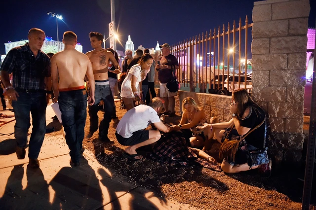 Những khoảnh khắc khó quên của vụ thảm sát Las Vegas - Ảnh 5. Những khoảnh khắc khó quên của vụ thảm sát Las Vegas - Ảnh 5.