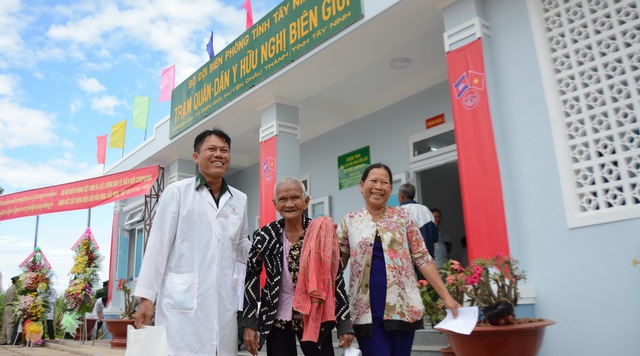 Nghĩa tình hai bên biên giới - Ảnh 3.