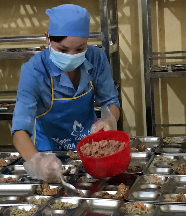 Lo ngay ngáy bữa ăn ở trường - Ảnh 1.