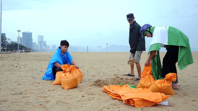 Nha Trang: người lo lắng, kẻ thờ ơ chống bão - Ảnh 1.