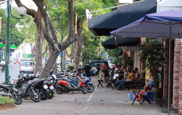Phí thuê lòng đường, vỉa hè ở Hà Nội sẽ tăng gấp 3 - Ảnh 2.