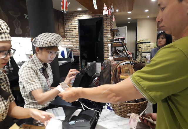 Đi ăn quẹt thẻ trả tiền, tiện lợi nhưng sao ít người dùng? - Ảnh 1. Đi ăn quẹt thẻ trả tiền, tiện lợi nhưng sao ít người dùng? - Ảnh 1.