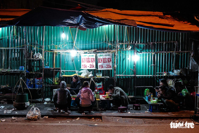 Người vô gia cư co ro giữa đêm đông Hà Nội - Ảnh 6.