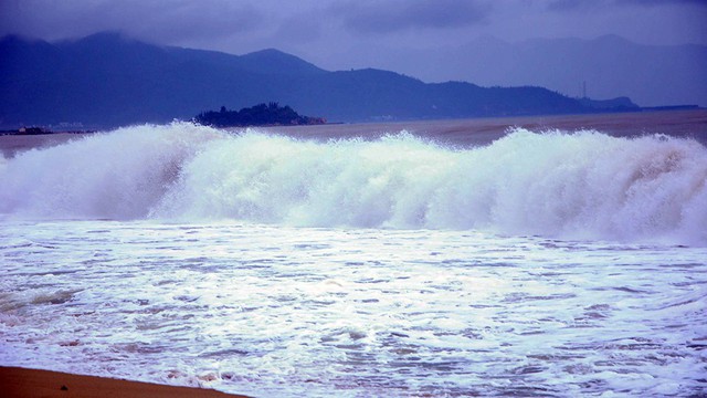 Nha Trang: người lo lắng, kẻ thờ ơ chống bão - Ảnh 4.
