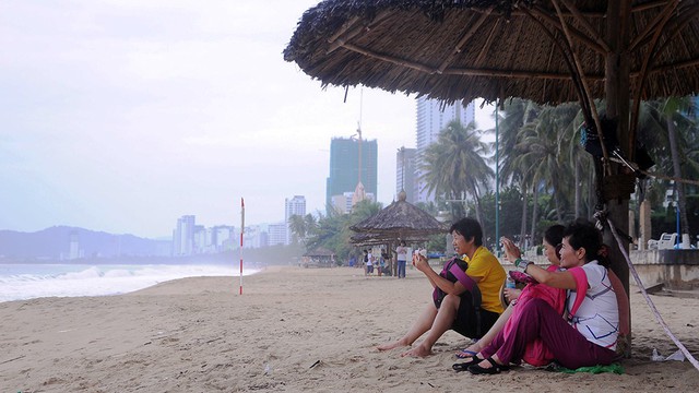 Nha Trang: người lo lắng, kẻ thờ ơ chống bão - Ảnh 8.