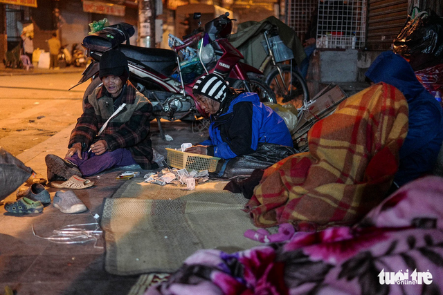 Người vô gia cư co ro giữa đêm đông Hà Nội - Ảnh 5.