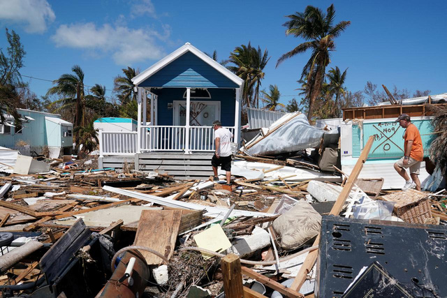 Người Mỹ trả hơn 700.000 đồng mỗi giờ dọn nhà sau bão - Ảnh 1.