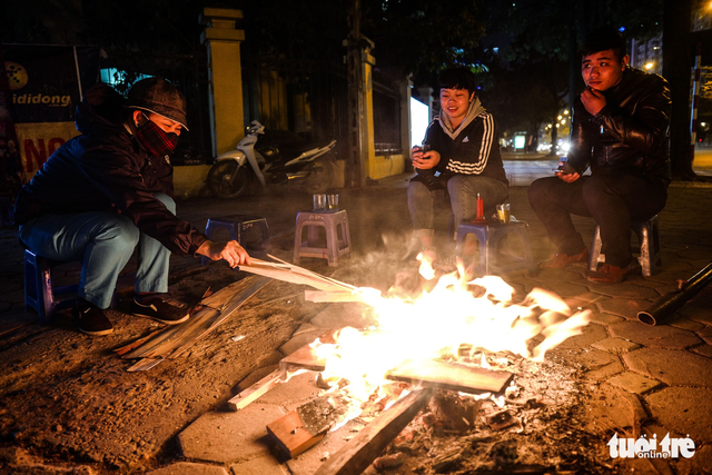 Người vô gia cư co ro giữa đêm đông Hà Nội - Ảnh 8.
