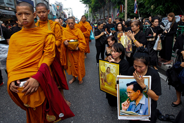 Thái Lan quyết cấm chùa chiền đòi cúng dường - Ảnh 1.