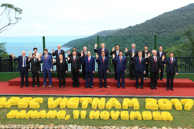 Các lãnh đạo APEC không mặc áo truyền thống APEC chụp ảnh - Ảnh 4.