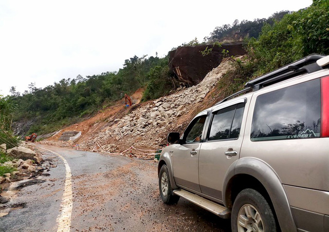 Đã thông tuyến Nha Trang - Đà Lạt sau sạt lở - Ảnh 1.