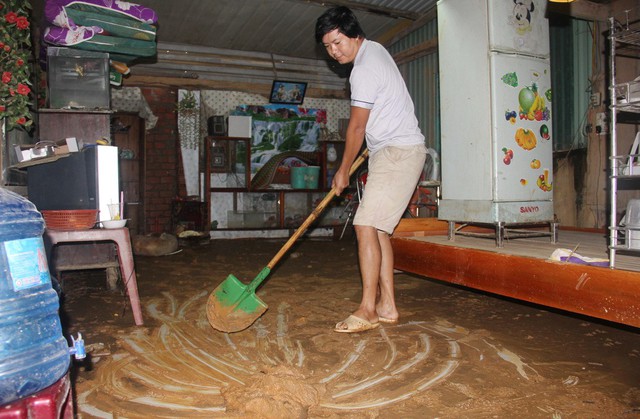 Đất đá tràn vào nhà vì dự án làm đường - Ảnh 2.