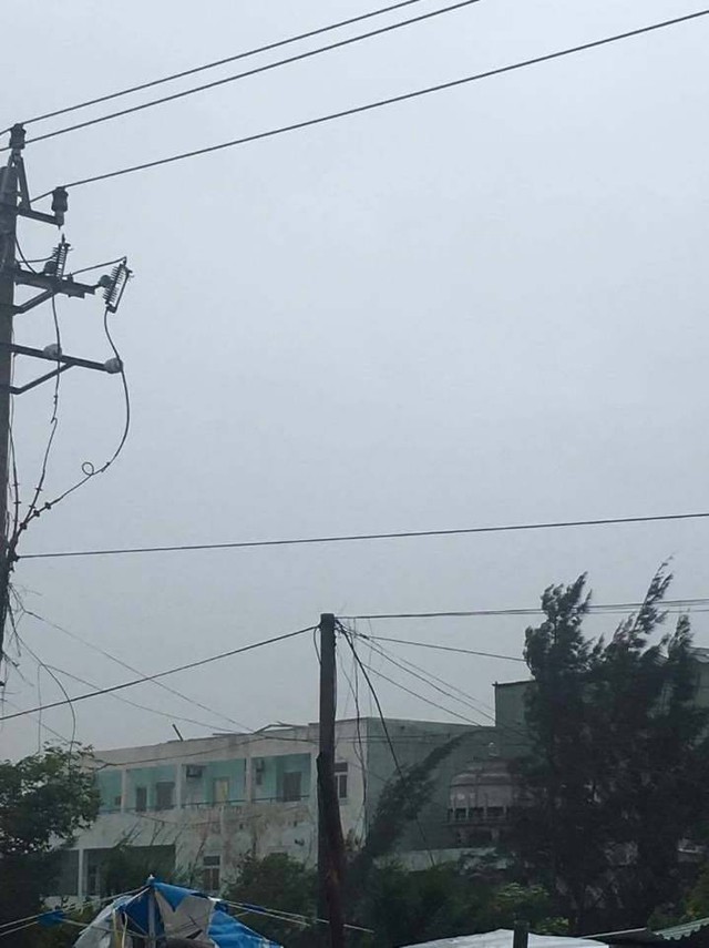 Bão mạnh khủng khiếp: Khánh Hòa, Phú Yên hàng ngàn nhà bay nóc, nhiều người mất tích - Ảnh 3.
