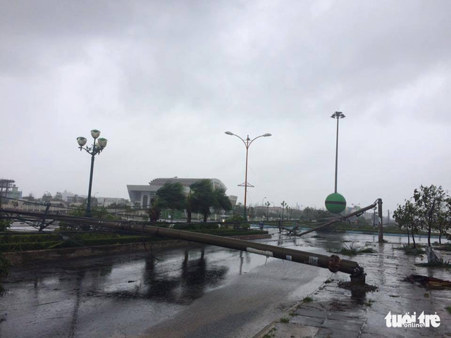 Bão số 12 tung hoành ở Nha Trang, Tuy Hòa - Ảnh 1.
