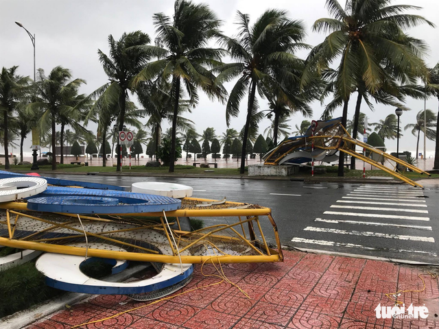 Bão mạnh khủng khiếp: Người mất tích, đèo sạt lở, đường sắt gián đoạn - Ảnh 1.