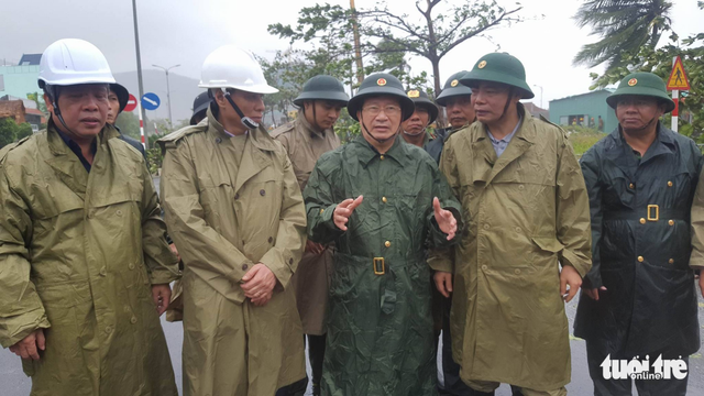 Bão mạnh khủng khiếp: Người mất tích, đèo sạt lở, đường sắt gián đoạn - Ảnh 1.