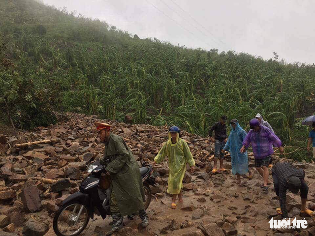 Bão mạnh khủng khiếp: Người mất tích, nhà bay nóc, nước ngập mênh mông - Ảnh 1.