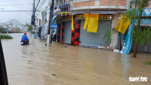 Bão mạnh khủng khiếp: Khánh Hòa, Phú Yên hàng ngàn nhà bay nóc, nhiều người mất tích - Ảnh 1.