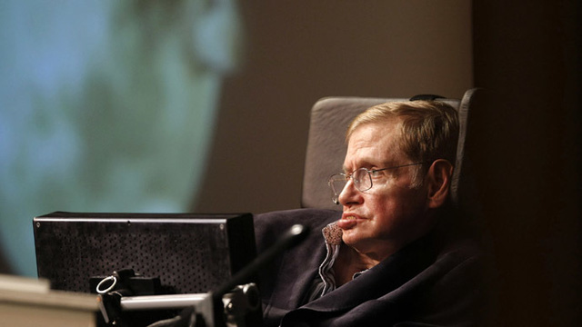 Nhà khoa học vũ trụ Stephen Hawking - Ảnh: Reuters