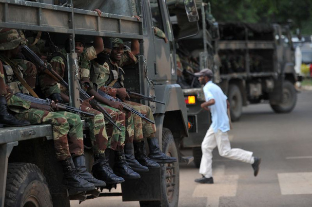 Thay tổng thống, dân Zimbabwe thoát nạn cảnh sát mãi lộ - Ảnh 1.