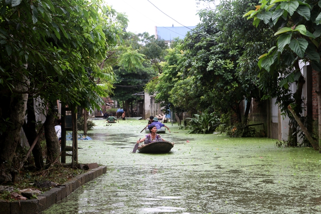 Nhiều đường làng ở huyện Chương Mỹ vẫn là dòng sông - Ảnh 2.