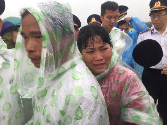 Đưa 33 ngư dân và 2 thi thể thuyền viên gặp nạn vào bờ - Ảnh 3.