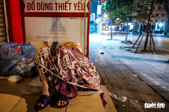 Người vô gia cư co ro giữa đêm đông Hà Nội - Ảnh 12.