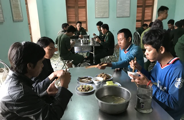 Ấm lòng buổi tiễn bốn lao động bị bán lên tàu cá về nhà - Ảnh 1.