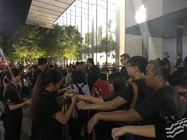 Nhiều người Việt trong dãy dài người mua iPhone X ở Singapore - Ảnh 5.