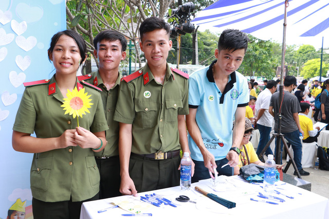 Sinh viên thức xuyên đêm, bán hàng gây quỹ vì em nhỏ - Ảnh 5.